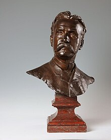 Henry Vasnier est représenté en buste sur un socle.