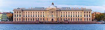 Vista panorâmica do edifício da Academia Imperial das Artes em São Petersburgo, Rússia. (definição 11 000 × 3 221)