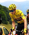 Jonas Vingegaard iført den gule førertrøje på 17. etape af Tour de France 2022.