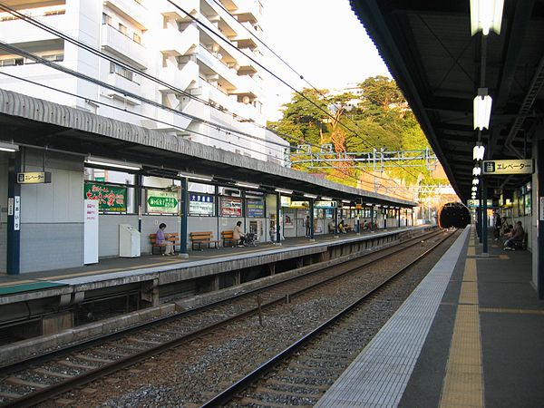600px-Keikyu-Shioiri_Station-platform.jpg