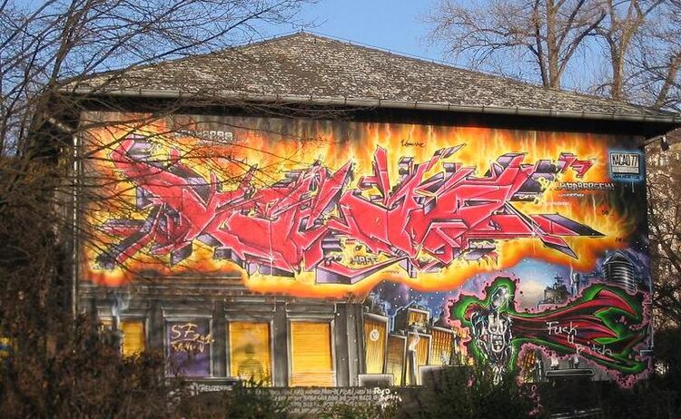 Граффити на Ландвер-канале в районе Крёйцберг в Берлине (нем. Berlin-Kreuzberg)
