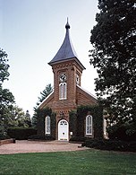 Lee Chapel. Robert E. Lee ligger begravet i krypten under kapellet. Hans hest, Traveller, ligger begravet uden for kapellet.
