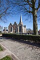 De Sint-Martinuskerk met kerkhof