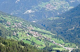 Rechts im Hintergrund Maladers, rechts unten der Turm der Ruine der Burg Strassberg