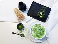 Một tách latte được làm bằng matcha, được gọi là latte trà xanh, là một biến thể phổ biến của latte có thể thấy tại các quốc gia Đông Á