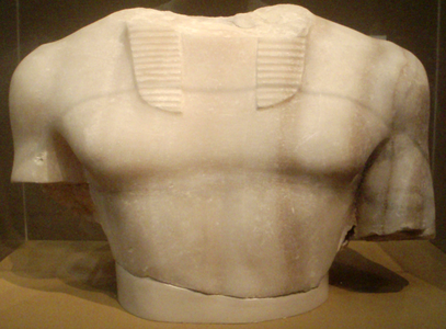 Torse d'une statue en albâtre attribuée à Mykérinos