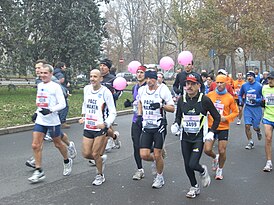 Бегуны на трассе марафона в 2007 году
