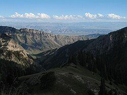 A view south from Moldo-ashuu pass—one of the gateways into the ییلاق at Song Köl.