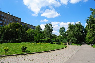 Сквер на Молодёжной улице (вид от улицы Фотиевой в сторону улицы Николая Коперника)