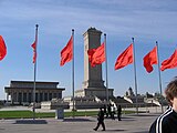 Монумент народним героям і мавзолей Мао Цзедуна посеред площі