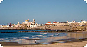 Playa de Sta. Mª del Mar o playita de las mujeres, al fondo el centro histórico.