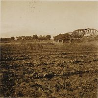 Een moderne ijzeren brug over de rivier de Araks buiten het dorp Margara.