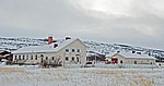 Nuorgams lågstadieskola vid stranden av Tana älv.