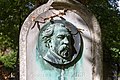 Guillemins portrett i bronse på graven til dikteren Edouard Plouvier (1821-1876) på Père-Lachaise-kirkegården. Foto: Pierre-Yves Beaudouin