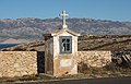 Bildstock auf der Insel Pag, im Hintergrund das Velebit Gebirge