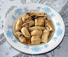 Kluski leniwe Polish style, garnished with cinnamon Pierogi leniwe 3538.jpg