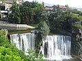 Blick auf den Wasserfall der Pliva in Jajce vom gegenüberliegenden Ufer
