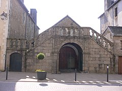 Escalier des anciennes sénéchaussée et communauté de ville (XVIIe siècle) : escalier à deux volées muni de balustres tors.