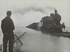 Train de marchandises tracté par la 3752 lors de la désastreuse inondation de 1953.