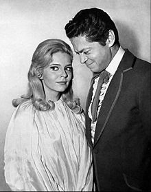 Энн Элдер на рекламной фотографии для «Дикого Дикого Запада» (1966) с одной из звезд шоу Россом Мартином.
