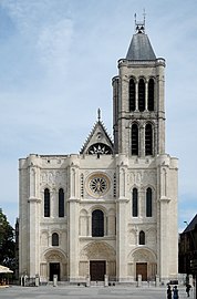 Saint-Denis, de façade. Hier ontstaat de Gotiek in 1122.