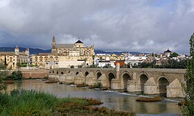 Le Pont romain avec la mosquée-cathédrale à l'arrière-plan