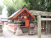 Một kaku-torii (角鳥居, giác điểu cư?, torii vuông) bất thường ở Thần xã Sumiyoshi: phần nuki không nhô ra và tất cả các bộ phận đều có dạng khối vuông