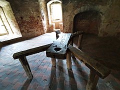 "Table de torture exposée dans la cuisine du Château de Beersel."