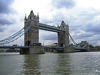 De Tower Bridge over de Theems tussen de City of London en Southwark