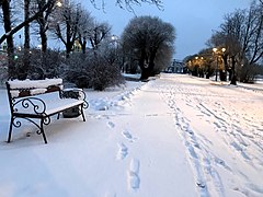 Набережная присыпана снегом.