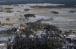 Tätorten Västerfärnebo sedd från luften med Svartån i bakgrunden.