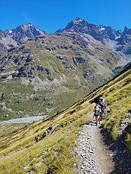 Vallée de la Séveraisse, sur la piste menant au refuge de Vallonpierre (Parc des Ecrins)