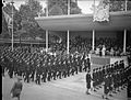 Po prawej kobiety z Women’s Royal Naval Service, po lewej strażacy z National Fire Service, na drugim planie król Jerzy VI i królowa Elżbieta