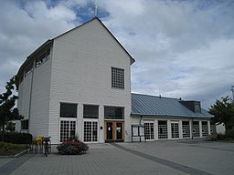 Entréporten till Viksjö kyrka, juli 2015.