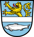 Markt Eslarn In Blau ein silberner Balken; oben ein wachsender, rot bewehrter goldener Löwe, unten ein waagrechter silberner Fisch.