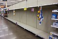 Rupture de stock totale de toutes les marques de papier toilette dans un supermarché de Washington DC, États Unis, frisant la pénurie.