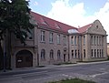 Budynek Zygmunta Teemana, który w filmie „Kingsajz” zagrał Szuflandię i Instytut Badań Czwartorzędu (sierpień 2020)