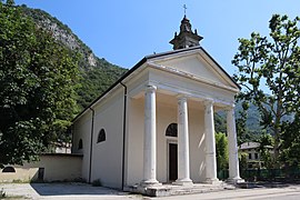 Die ehemalige Familienkapelle mit der Villa Castelbarco im Hintergrund