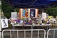 Blumen und weitere Geschenke vor Grape-kuns Gehege nach seinem Tod (14. Oktober 2017)
