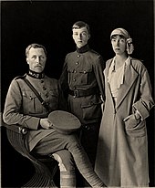 photographie de la famille royale : le roi et son fils sont en uniforme, tandis que la reine porte un manteau