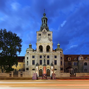 Fachada do Museu Nacional da Baviera (Bayerisches Nationalmuseum) em Munique, que possui uma importante coleção de artes decorativas. (definição 3 306 × 3 306)