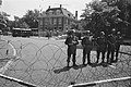 Bewakers bij de Indonesische ambassade in Den Haag, 8 juni 1977 (Nationaal Archief)
