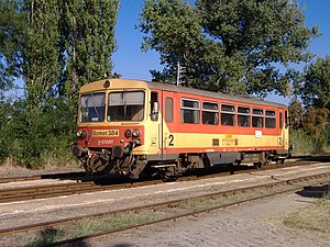 Bzmot 384 típusú motorvonat Makón – A Gazdasági és Közlekedési Minisztérium rendelete alapján 2007. március 4-én 0 órától 14 magyarországi vasúti mellékvonalon szünetel a személyszállítás