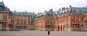 Версаль: архитектор Луи ле Во открыл внутренний двор королевского дворца, чтобы создать курдонёр, который впоследствии был скопирован многими другими европейскими архитекторами