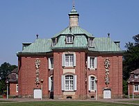 Schloss Clemenswerth, Hauptpavillon