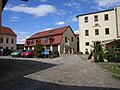 Gasthof „Zur Sonne“ mit Ausspanne, mit allen den Hof umfangenden Bauten einschließlich der inneren Bauten und des Torbogens: Gasthaus, Nebengebäude mit Stall, Remisen- und Stallgebäude, südliches Fachwerknebengebäude mit Schuppen sowie zwei nördliche Nebengebäude