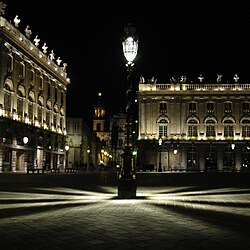 Un candélabre de la place Stanislas vu de nuit