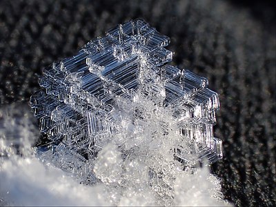 Cristales de hielo fundiéndose para formar agua. un cambio físico del agua