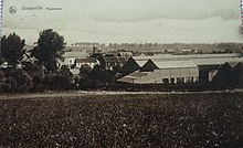 Carte postale en noir et blanc représentant un village.