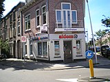 Jan Pieterszoon Coenstraat en rechts de Johannes Camphuysstraat gezien vanaf de Vleutenseweg